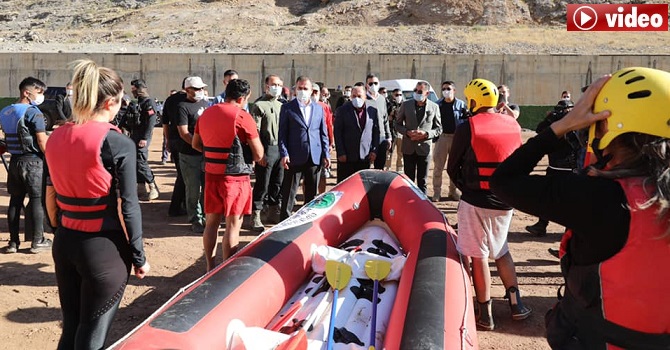 Hakkari valisi Akbıyık, yarışmaya girecek sporculara malzeme desteğinde bulundu