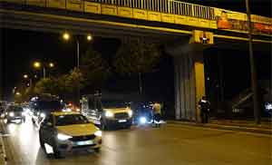 Üst geçitten atladı, otomobilin altına kalıp öldü