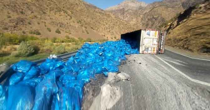 Hakkari'de kömür yüklü TIR yan yattı: 1 yaralı