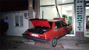 Alkollü sürücü işyerine daldı