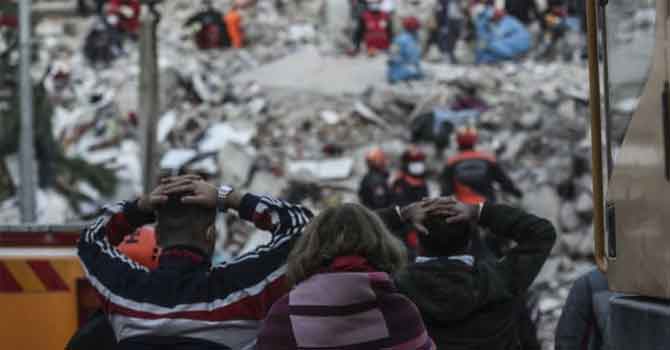 İzmir'de zamana karşı yarış: 9 binada arama kurtarma çalışmaları sürüyor