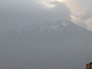 Hakkari’nin yüksek kesimlerine kar yağdı