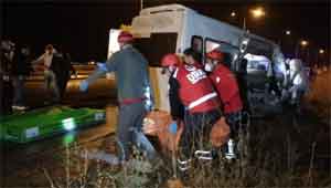 Mültecileri taşıyan minibüs kaza yaptı