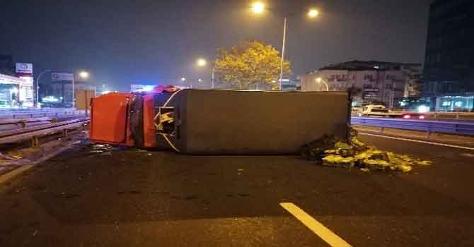 Sebze yüklü kamyon devrildi: 1 yaralı