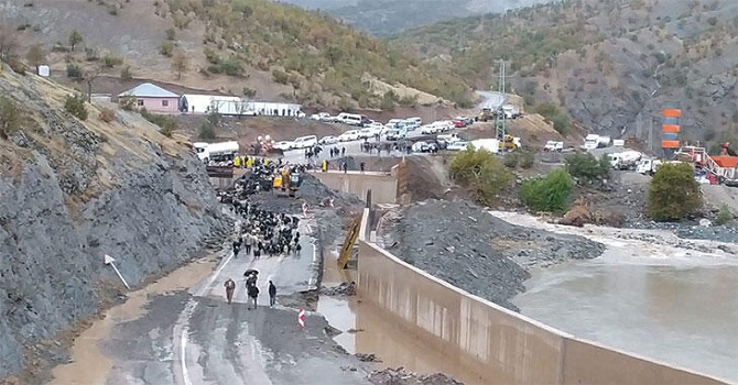 Hakkari'de sağanak, Şemdinli-Derecik karayolunda sele neden oldu