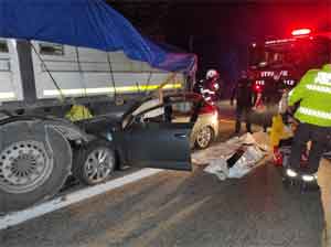 Otomobil, TIR'ın altına girdi: 1 ölü, 1 yaralı