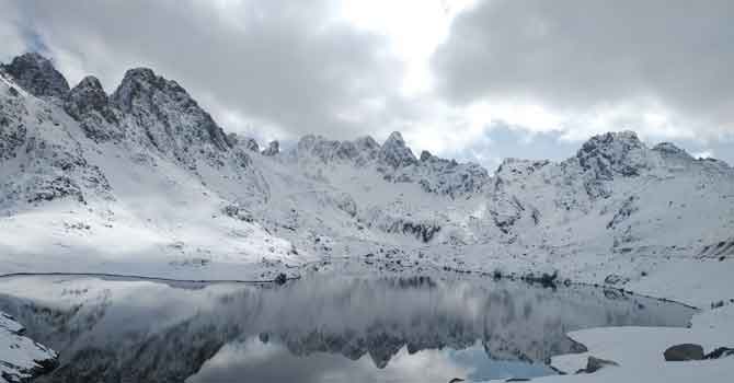 Yüksekova'da kardan kapanan yol açıldı