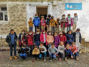 Köy köy gezip öğrencilere yardım eli uzatıyorlar