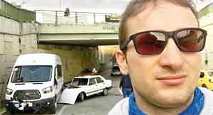 Kaza yapan araçlarla selfie çekiyor: 'Alışkanlık haline geldi'