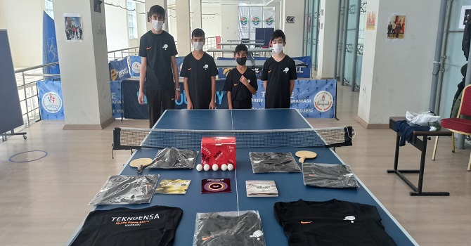 Hakkari'de  masa tenisi sporcularına malzeme desteği