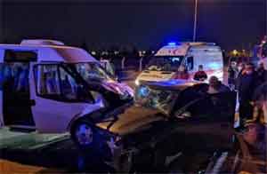 Askerleri taşıyan minibüs ile otomobil çarpıştı: 8 yaralı