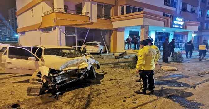 Kaza yapan otomobil dükkana girdi: 6 yaralı