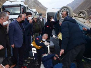 Hakkari'de kontrolden çıkan araç takla attı!