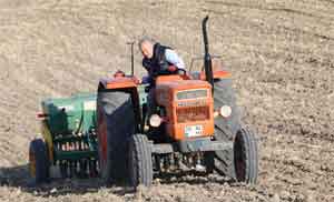 Profesör, mesai saatleri dışında köyünde çiftçilik yapıyor