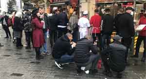 Yeni dönem başladı: İçeri alınmayınca yere çökerek yemek yediler