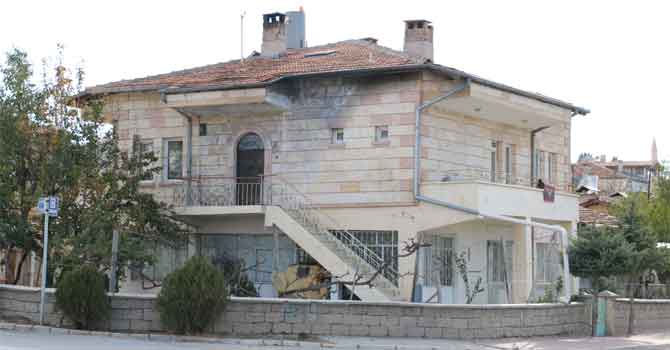 Ayrılmak isteyen eşinin evinin önüne bomba düzeneği kurdu