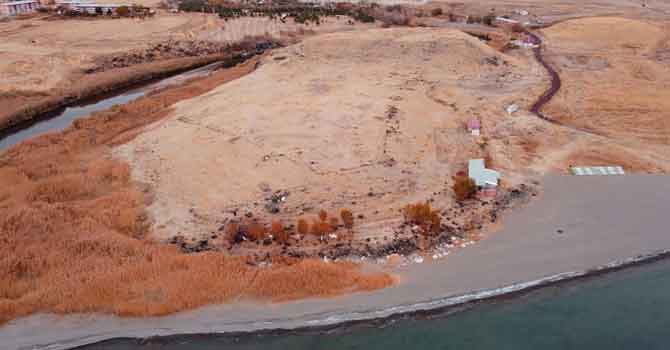 Van Gölü çekilince Urartular dönemine ait liman kalıntıları ortaya çıktı