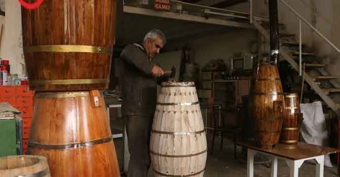 Usta ellerle ağacı yayığa dönüştürüyor