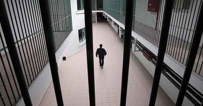 Cezaevinde ziyaretçi arama odalarına kamera konulduğunu ihbar eden memur tayin edildi