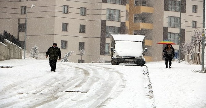 Yüksekovalılar, kar yağışıyla uyandı