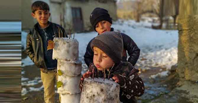Çocuğunun doğum gününü kardan pasta ile kutladı