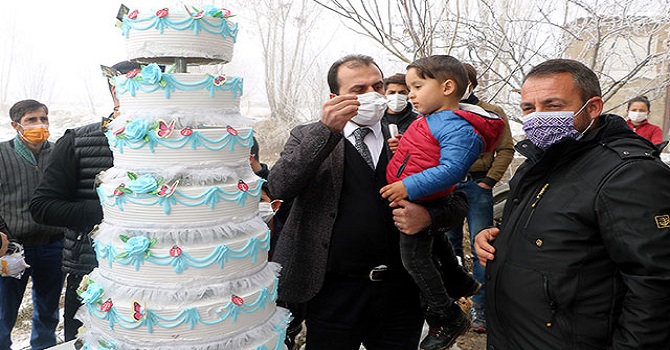Yüksekovalı Enis, bu kez kardan pastayla değil, 7 katlı gerçek pastayla doğum gününü kutladı