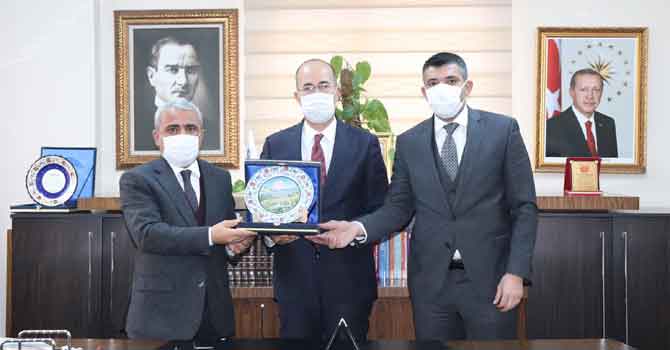 Esendere Belediye Başkanı Büyüksu'ya, 'Eğitime Destek' plaketi