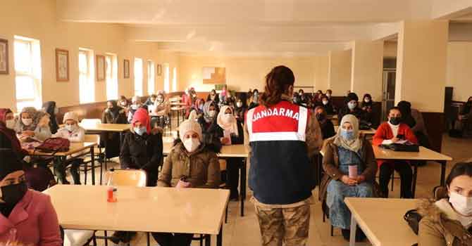 Jandarma Hakkari'de 100 kadına eğitim verdi