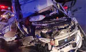 Minibüs, TIR'a çarptı: 1 ölü, 1 yaralı 