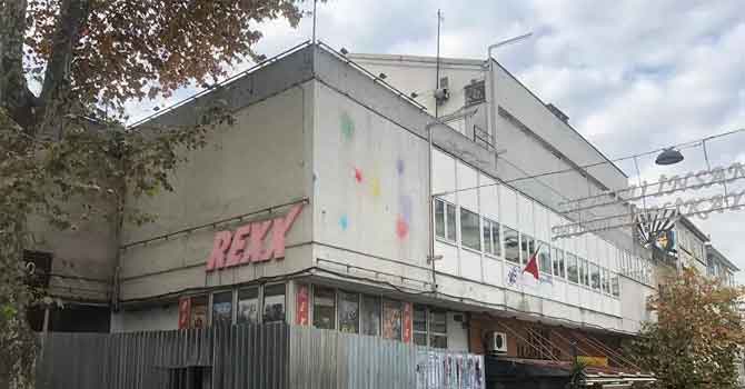 Kadıköy'ün simge sinema salonlarından 59 yıllık Rexx’te yıkım çalışmaları başladı.