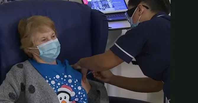 İngiltere'de ilk aşıyı 90 yaşındaki Margaret Keenan oldu