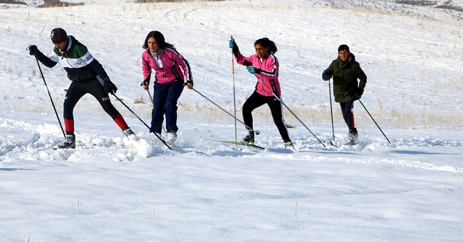 Yüksekovalı kayakçılar Türkiye Şampiyonası'na hazırlanıyor