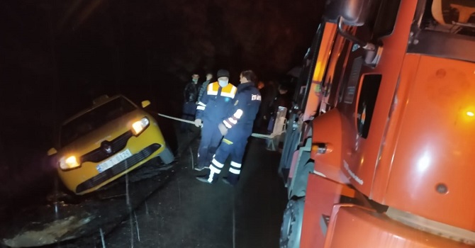 Hakkari'de araç şarampole uçmaktan son anda kurtuldu