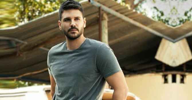 Oyuncu Sayışman'dan Hakkari'ye tablet desteği