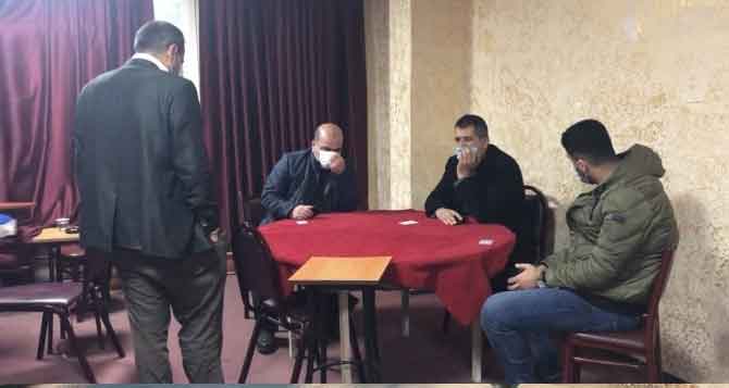 Okey masasında basıldılar ikinci kattan atlayıp düz duvara tırmandılar