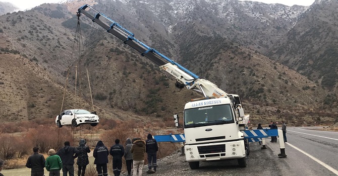 Hakkari-Van karayolunda araç zap suyuna uçtu