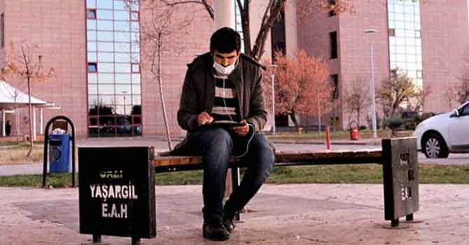 Babası Kovid-19 tedavisi gören Diyarbakırlı öğretmen, EBA derslerini hastane bahçesinde veriyor