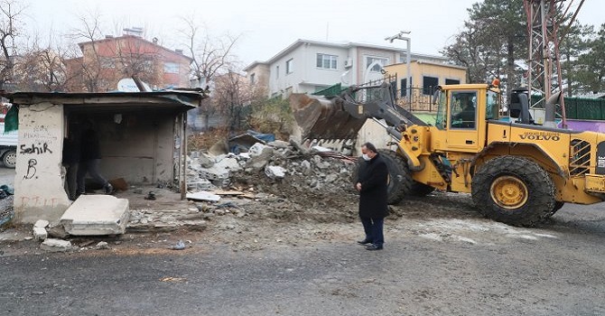 Hakkari zabıtası barakaları kaldırdı