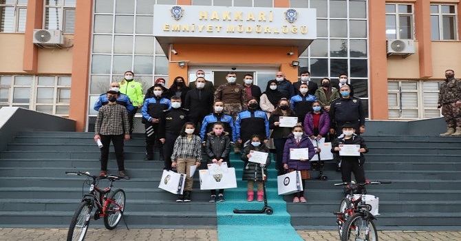 Hakkari Emniyetinden başarılı öğrencilere ödül