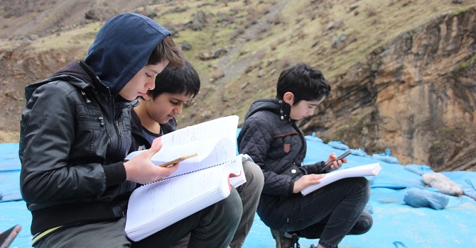 Hakkari'de öğrenciler Ahır damında ders çalışıyor
