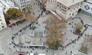 Metrelerce uzayan Milli Piyango bileti kuyruğu