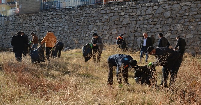 Hakkari'de Kısıtlamayı fırsata çevirip, şehri temizlediler