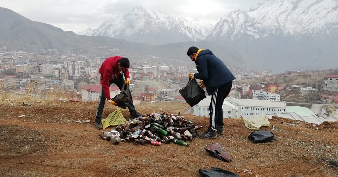 Hakkari'de Mezarlıkta İçki Alemine Tepki! Vatandaş kendi imkanları ile temizledi
