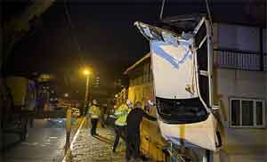 Sultanbeyli'de otomobil binanın bahçesine uçtu: 3 yaralı