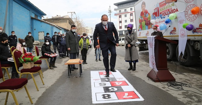 "Hediye Karavanı" Hakkari'de