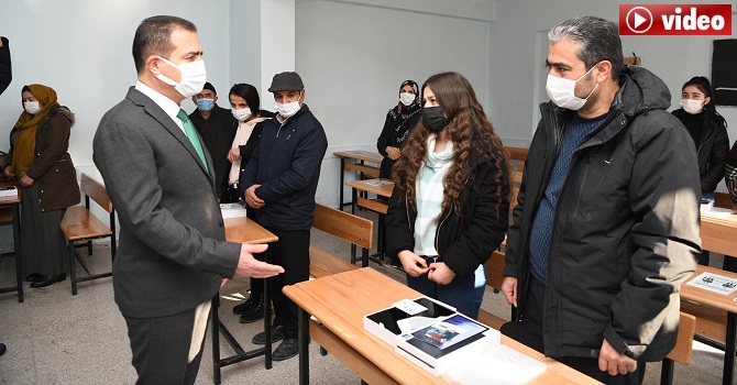 Hakkari’de Öğrencilere 5 bin tablet dağıtıldı