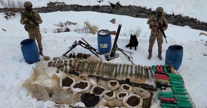 Çukurca'da mühimmat ele geçirildi: 2 gözaltı