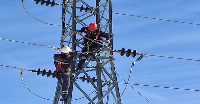 Hakkari'ye 12 saat sonra elektrik verildi!