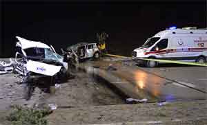 Ticari araçla otomobil kafa kafaya çarpıştı: 4 ölü, 4 yaralı