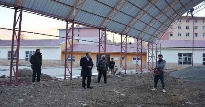 Şemdinli'de halı saha çalışmaları devam ediyor